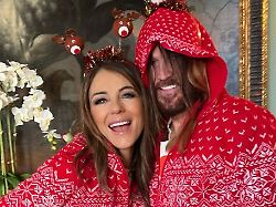 Erstes Weihnachten zusammen : Liz Hurley und Billy Ray Cyrus im Pyjama unterm Baum